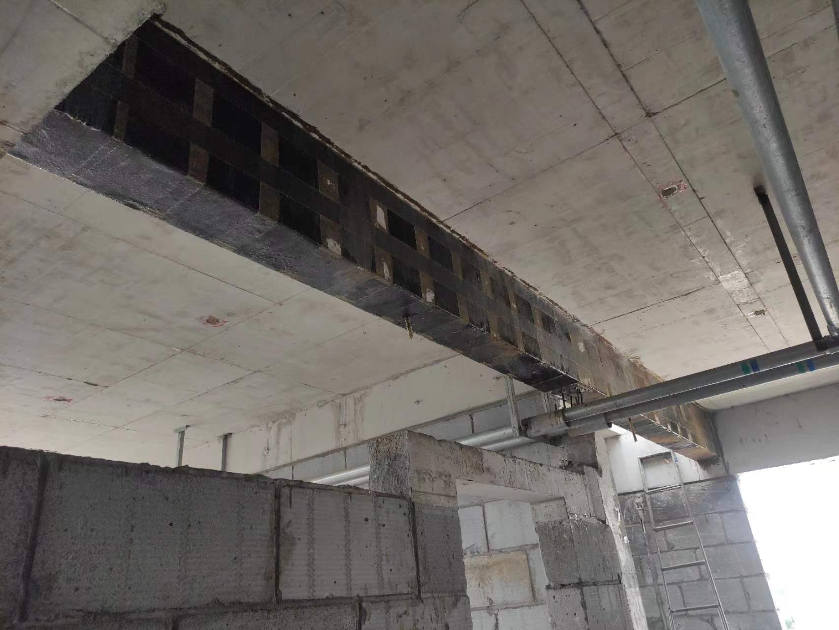 杭州现浇楼板开洞运用碳纤维加固和粘钢加固